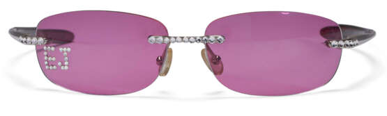 A GROUP OF TWELVE VARIOUSLY COLORED SUNGLASSES - Foto 4