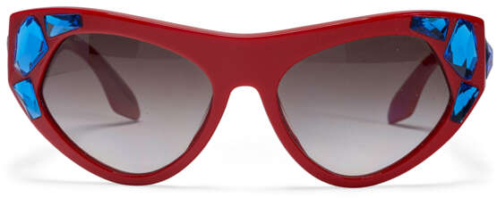 A PAIR OF RED SUNGLASSES - Foto 2