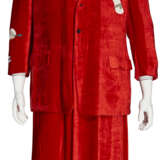 A RED VELVET LONG COAT AND BLACK CREPE TROUSERS - Foto 1