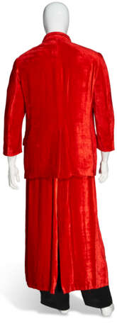 A RED VELVET LONG COAT AND BLACK CREPE TROUSERS - Foto 2