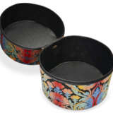 A MULTICOLOR ART NOUVEAU FLORAL JAUCQARD HAT BOX WITH LEATHER TRIM AND GOLD HARDWARE - photo 6