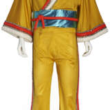 A MUSTARD YELLOW POLYESTER KIMONO INSPIRED JUMPSUIT AND JACKET - Foto 1