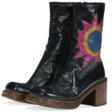 A PAIR OF BLACK LEATHER TALL PLATFORM BOOTS - Auktionspreise