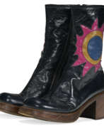 Chaussures. A PAIR OF BLACK LEATHER TALL PLATFORM BOOTS