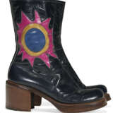 A PAIR OF BLACK LEATHER TALL PLATFORM BOOTS - Foto 2