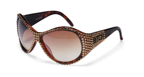 A PAIR OF FAUX-TORTOISE SHELL SUNGLASSES - Foto 1
