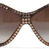 A PAIR OF FAUX-TORTOISE SHELL SUNGLASSES - Foto 2