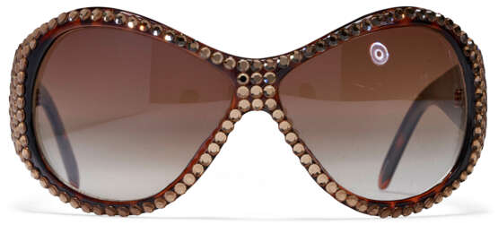 A PAIR OF FAUX-TORTOISE SHELL SUNGLASSES - Foto 2