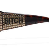 A PAIR OF FAUX-TORTOISE SHELL SUNGLASSES - фото 3