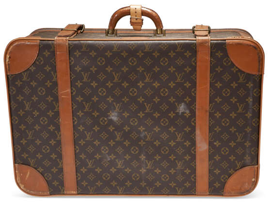 A SET OF TWO VINTAGE MONOGRAM CANVAS SUITCASES - фото 6