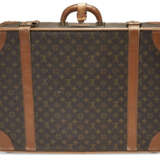 A SET OF TWO VINTAGE MONOGRAM CANVAS SUITCASES - фото 7