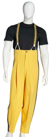 A PAIR OF YELLOW CREPE HIGH-WAISTED TROUSERS, SUSPENDERS, AND A HAT - Foto 2