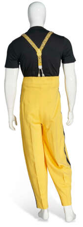 A PAIR OF YELLOW CREPE HIGH-WAISTED TROUSERS, SUSPENDERS, AND A HAT - Foto 3