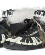Schuhe. A PAIR OF BLACK AND WHITE 'PIANO' SNEAKERS