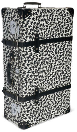 A BLACK & WHITE FLASH PRINT CENTENARY XL SUITCASE WITH SILVER HARDWARE - Foto 1