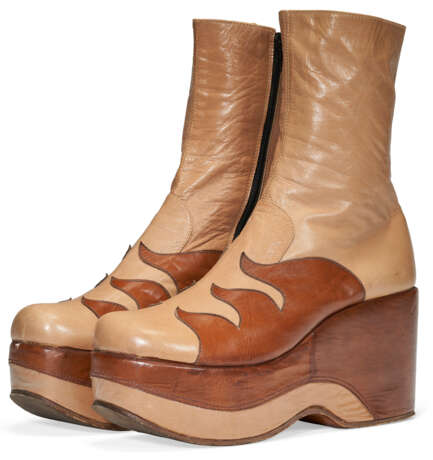 A PAIR OF LIGHT BROWN LEATHER TALL PLATFORM BOOTS - фото 1