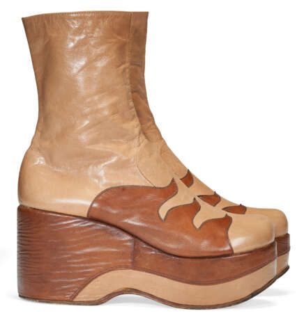 A PAIR OF LIGHT BROWN LEATHER TALL PLATFORM BOOTS - фото 2