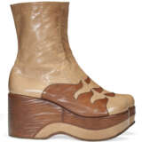A PAIR OF LIGHT BROWN LEATHER TALL PLATFORM BOOTS - Foto 2