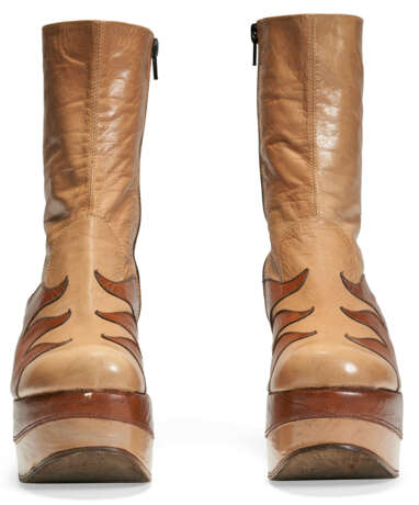 A PAIR OF LIGHT BROWN LEATHER TALL PLATFORM BOOTS - фото 3