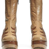 A PAIR OF LIGHT BROWN LEATHER TALL PLATFORM BOOTS - Foto 3