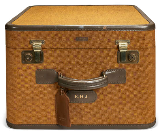 A PERSONALIZED MUSTARD & BROWN TOILE CANVAS TRAVEL CASE WITH BROWN LEATHER TRIM - фото 1