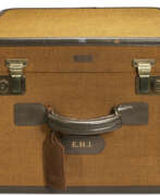 Leder. A PERSONALIZED MUSTARD & BROWN TOILE CANVAS TRAVEL CASE WITH BROWN LEATHER TRIM