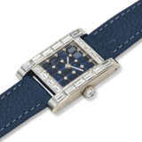 CARTIER. A POSSIBLY UNIQUE AND OPULENT 18K WHITE GOLD AND BAGUETTE DIAMOND-SET RECTANGULAR WRISTWATCH WITH BAGUETTE SAPPHIRE DIAL AND DIAMOND-SET CLASP - Foto 2