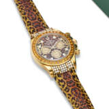 ROLEX. AN EXUBERANT AND RARE 18K GOLD, DIAMOND, AND ORANGE SAPPHIRE AUTOMATIC CHRONOGRAPH WRISTWATCH WITH `LEOPARD` DIAL - Foto 4