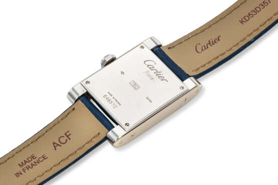 CARTIER. A POSSIBLY UNIQUE AND OPULENT 18K WHITE GOLD AND BAGUETTE DIAMOND-SET RECTANGULAR WRISTWATCH WITH BAGUETTE SAPPHIRE DIAL AND DIAMOND-SET CLASP - Foto 3