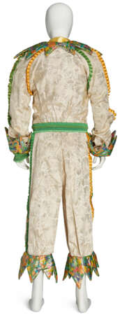 AN IVORY AND GOLD ENSEMBLE - photo 4