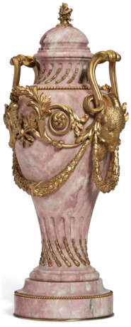 A PAIR OF FRENCH ORMOLU-MOUNTED BR&#200;CHE VIOLETTE MARBLE VASES AND COVERS - Foto 4