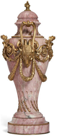 A PAIR OF FRENCH ORMOLU-MOUNTED BR&#200;CHE VIOLETTE MARBLE VASES AND COVERS - Foto 6