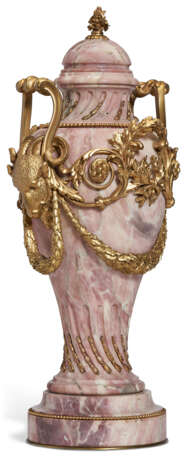 A PAIR OF FRENCH ORMOLU-MOUNTED BR&#200;CHE VIOLETTE MARBLE VASES AND COVERS - Foto 8