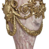 A PAIR OF FRENCH ORMOLU-MOUNTED BR&#200;CHE VIOLETTE MARBLE VASES AND COVERS - Foto 8