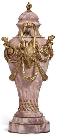 A PAIR OF FRENCH ORMOLU-MOUNTED BR&#200;CHE VIOLETTE MARBLE VASES AND COVERS - Foto 9