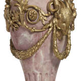 A PAIR OF FRENCH ORMOLU-MOUNTED BR&#200;CHE VIOLETTE MARBLE VASES AND COVERS - Foto 10