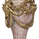 A PAIR OF FRENCH ORMOLU-MOUNTED BR&#200;CHE VIOLETTE MARBLE VASES AND COVERS - Foto 12