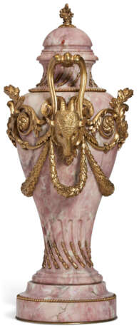 A PAIR OF FRENCH ORMOLU-MOUNTED BR&#200;CHE VIOLETTE MARBLE VASES AND COVERS - Foto 13