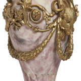 A PAIR OF FRENCH ORMOLU-MOUNTED BR&#200;CHE VIOLETTE MARBLE VASES AND COVERS - Foto 14