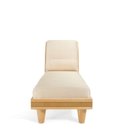 A SYCAMORE AND `RIPPLE SYCAMORE` BANDED CHAISE-LONGUE - фото 3