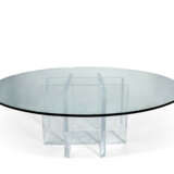 AN ACRYLIC AND GLASS CIRCULAR DINING-TABLE - Foto 1