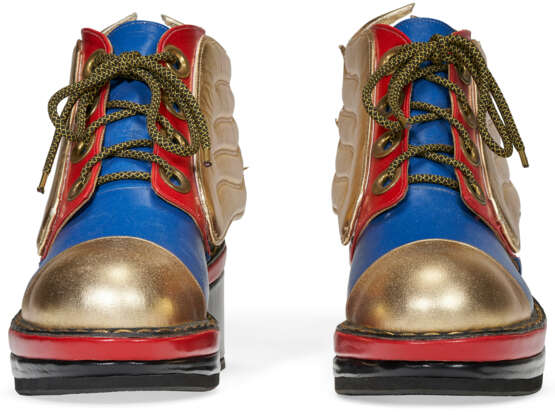 A PAIR OF RED, BLUE, AND GOLD LEATHER BOOTS - Foto 3