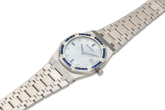 AUDEMARS PIGUET. AN 18K WHITE GOLD AND SAPPHIRE SET QUARTZ WRISTWATCH WITH BLUE MOTHER OF PEARL DIAL AND DATE - photo 2