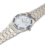 AUDEMARS PIGUET. AN 18K WHITE GOLD AND SAPPHIRE SET QUARTZ WRISTWATCH WITH BLUE MOTHER OF PEARL DIAL AND DATE - Foto 2
