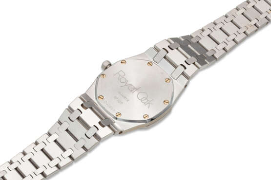 AUDEMARS PIGUET. AN 18K WHITE GOLD AND SAPPHIRE SET QUARTZ WRISTWATCH WITH BLUE MOTHER OF PEARL DIAL AND DATE - Foto 3