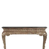 A PAIR OF SILVERED CONSOLE TABLES - Foto 3
