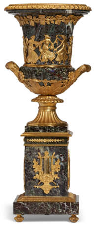 A PAIR OF GILT-METAL-MOUNTED ROSSO ANTICO MARBLE CAMPANA VASES - Foto 6