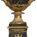 A PAIR OF GILT-METAL-MOUNTED ROSSO ANTICO MARBLE CAMPANA VASES - Foto 7