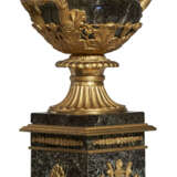 A PAIR OF GILT-METAL-MOUNTED ROSSO ANTICO MARBLE CAMPANA VASES - Foto 8