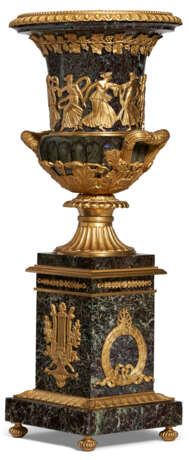 A PAIR OF GILT-METAL-MOUNTED ROSSO ANTICO MARBLE CAMPANA VASES - Foto 9